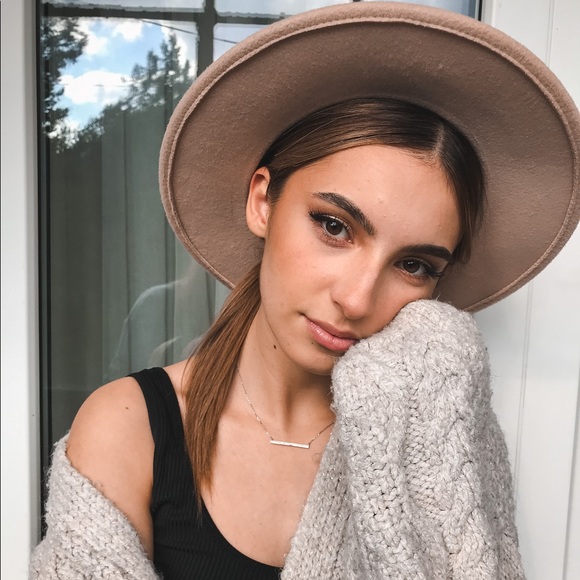 Meet your Posher, Naomi - Picture 1 of 1